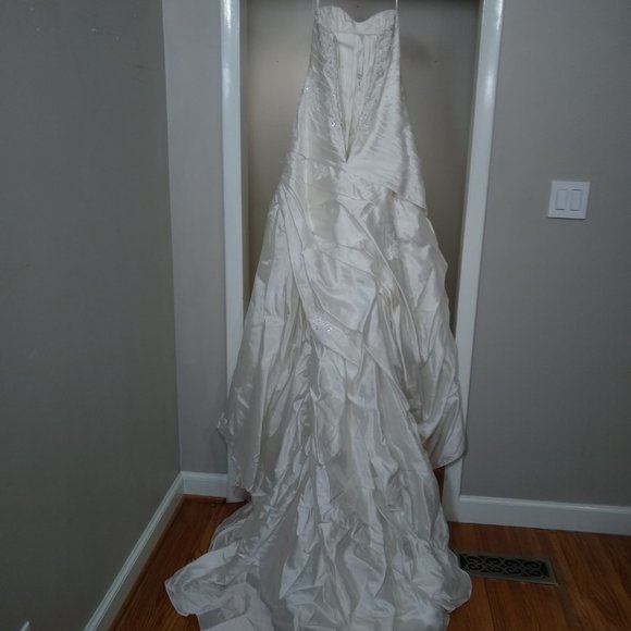 NWT Bonny Style 122 Wedding Gown Size 6 - Picture 4 of 8